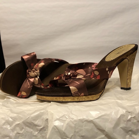 ✨🤎BEAUTIFUL brown & pink satin strap high heels✨ - Picture 3 of 4